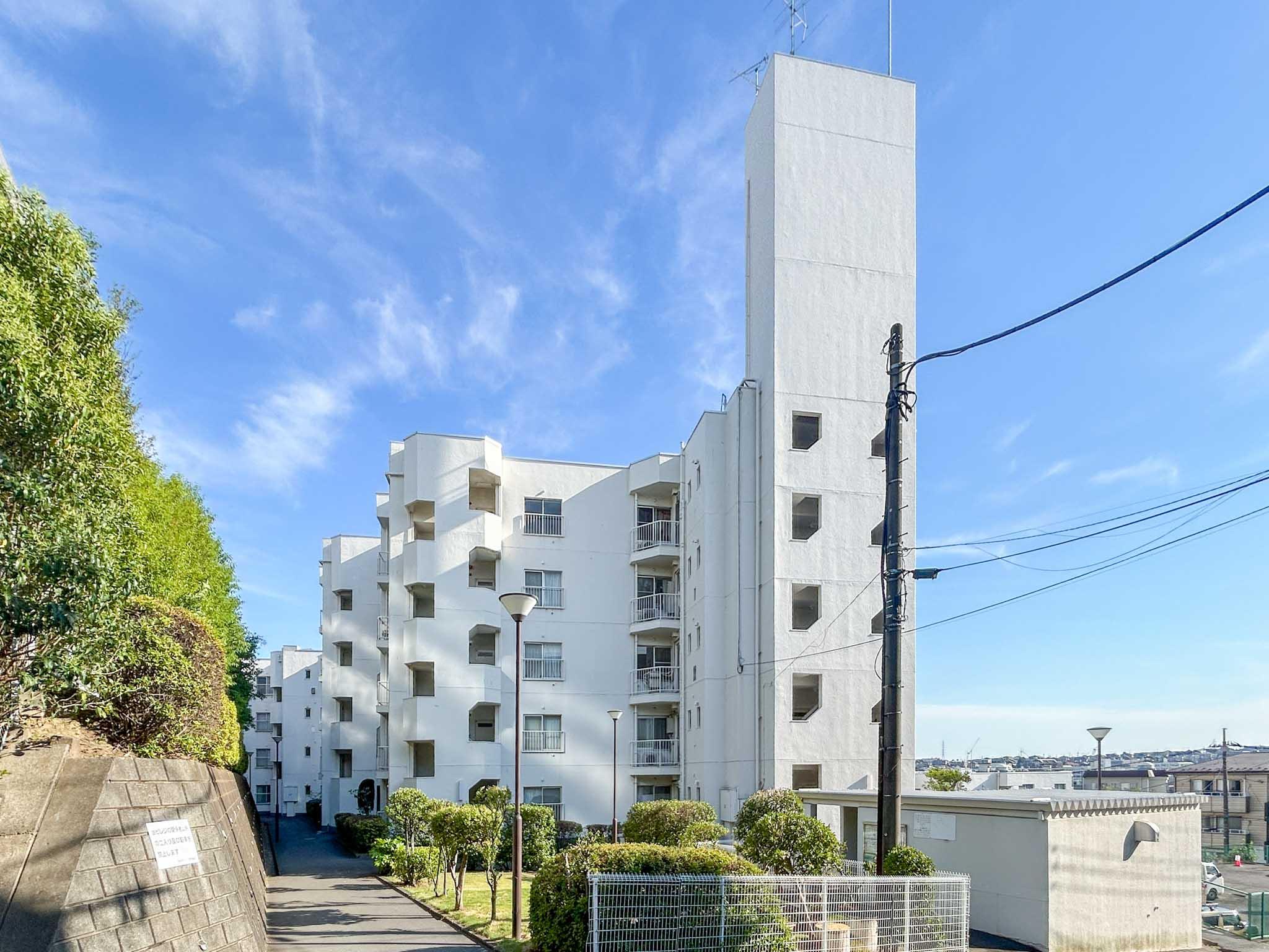 川崎市宮前区土橋の売買物件/道路側からみた外観。高台に立つ端正なレトロマンション