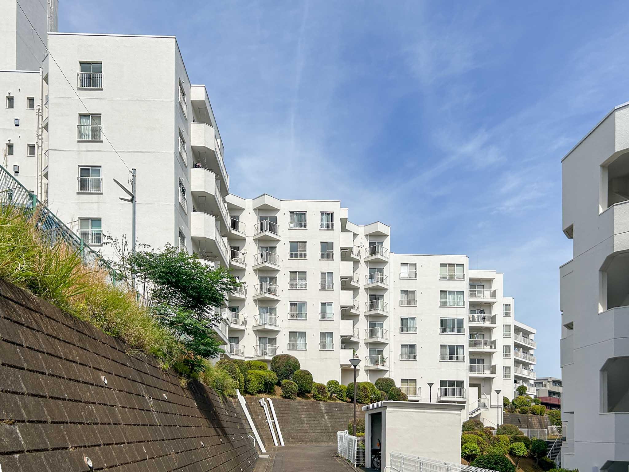 川崎市宮前区土橋の売買物件/丘の下側からみた外観。光をよく取り込める、雁行した形状