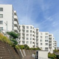 川崎市宮前区土橋の売買物件/丘の下側からみた外観。光をよく取り込める、雁行した形状