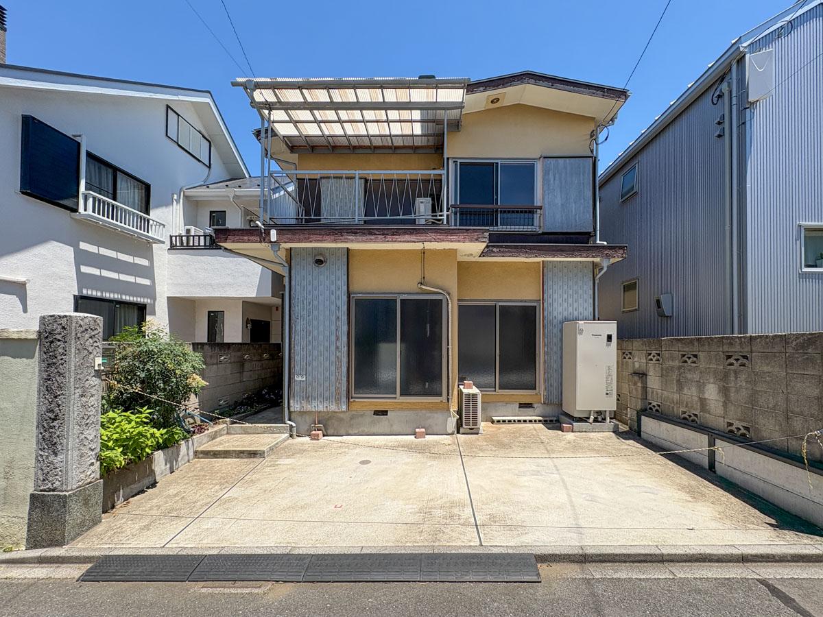 三鷹市井の頭の賃貸物件/外観　ハイエースも停められるサイズ感の駐車場です　建物に向かって1階の右側に見えるのが電気給湯器（約1年前に交換済み）です