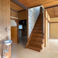 三鷹市井の頭の賃貸物件/1階玄関からの視点　手洗い場が玄関からすぐアクセスできる位置に
