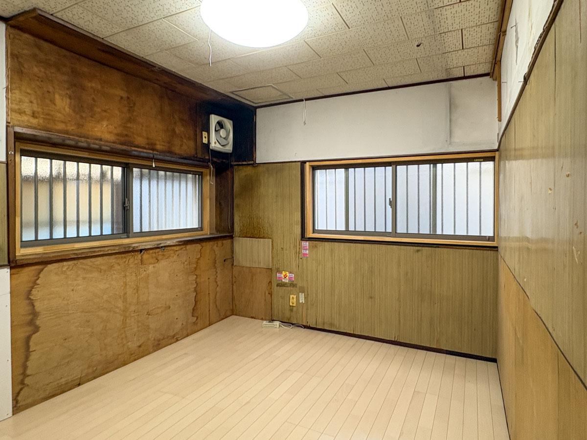 三鷹市井の頭の賃貸物件/1階奥の個室　ちょっとヤレ感が目立ちます　元々はここにキッチンがあったそうで、換気扇に名残を感じます　グイグイ塗っちゃって、きれいにしたい　でもきれいにしなくてもいい　この部屋にエアコンはありません