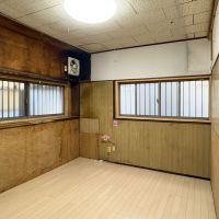 三鷹市井の頭の賃貸物件/1階奥の個室　ちょっとヤレ感が目立ちます　元々はここにキッチンがあったそうで、換気扇に名残を感じます　グイグイ塗っちゃって、きれいにしたい　でもきれいにしなくてもいい　この部屋にエアコンはありません