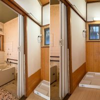 三鷹市井の頭の賃貸物件/1階　洗濯機置き場　浴室へはアコーディオンカーテンのみで仕切られている