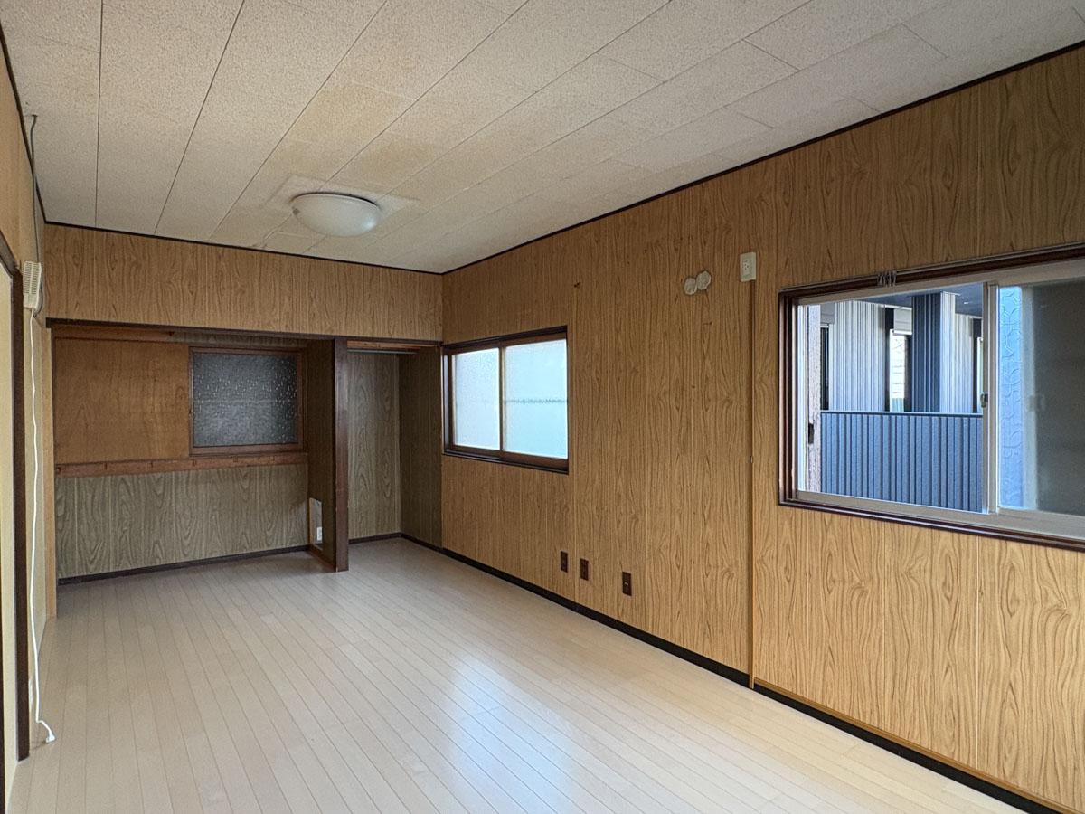 三鷹市井の頭の賃貸物件/2階の北側個室　2階は階段を抱き込むように、ぐるりと部屋がある　エアコンはこの部屋にはない