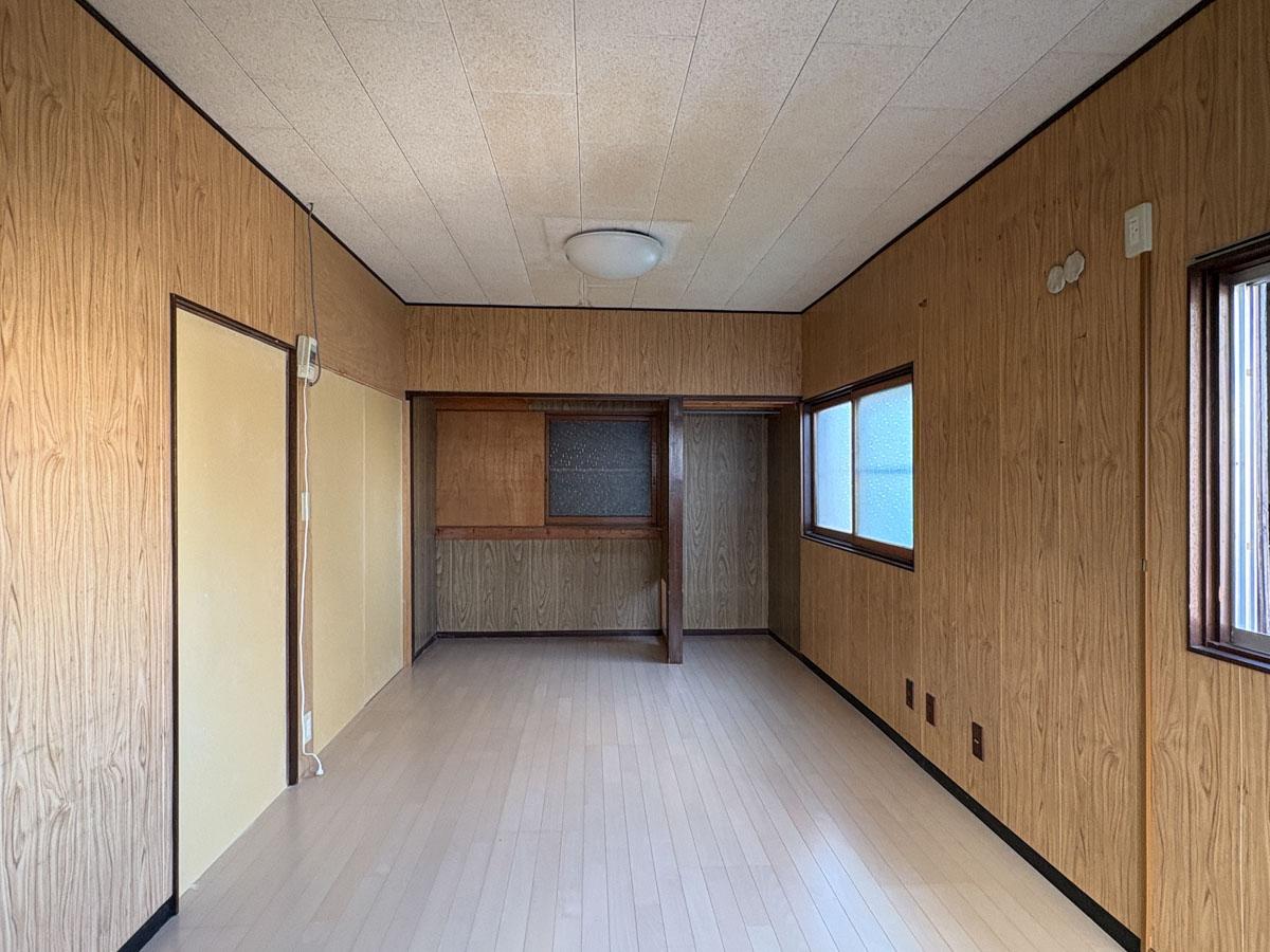 三鷹市井の頭の賃貸物件/2階の北側個室　写真左手の壁は、オーナーさんたちはぶち抜いて2階を1部屋として使っていました