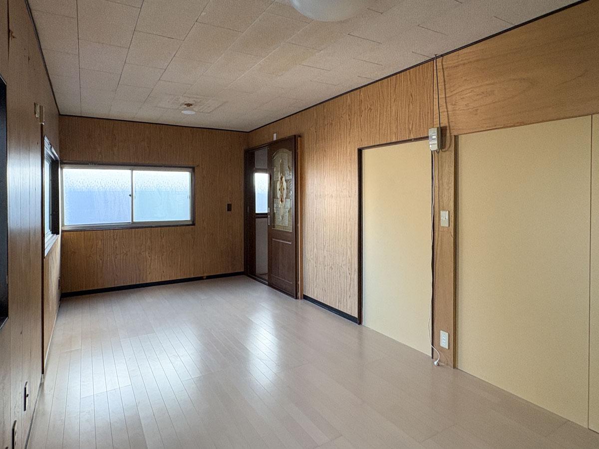 三鷹市井の頭の賃貸物件/2階の北側個室　写真右手の壁だけ新しい石膏ボードが貼られているのは、ぶち抜いていたからです