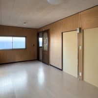 三鷹市井の頭の賃貸物件/2階の北側個室　写真右手の壁だけ新しい石膏ボードが貼られているのは、ぶち抜いていたからです
