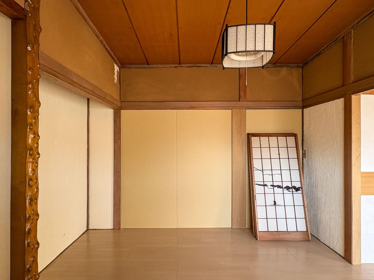 三鷹市井の頭の賃貸物件/2階の南側個室　写真正面の壁がぶち抜ける壁です