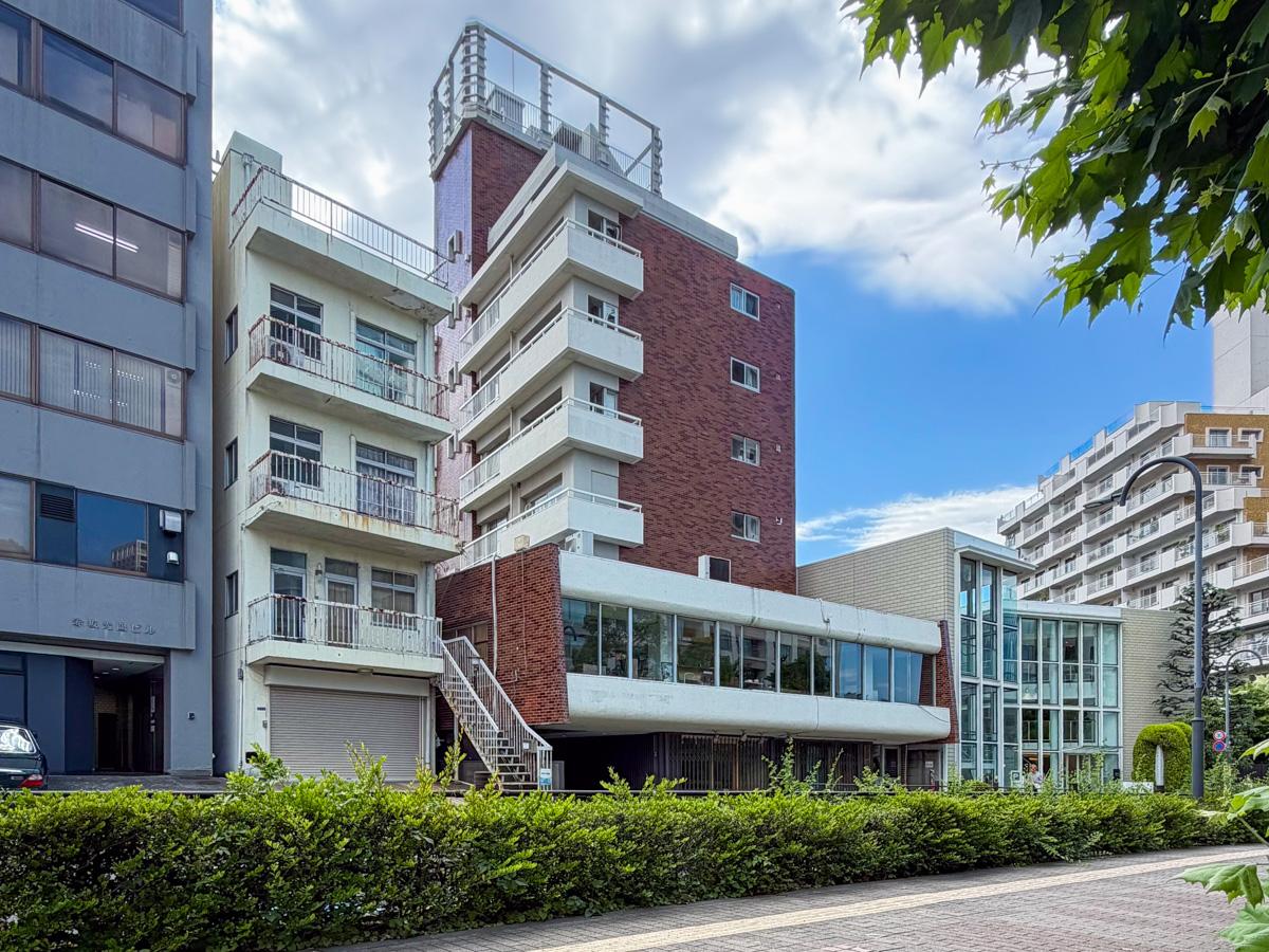 東京都港区赤坂の賃貸物件/外観はタイル張りで存在感のある出立ち。