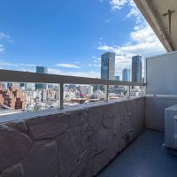 東京都港区赤坂の賃貸物件/洋室のバルコニー。石張りの腰壁が良い雰囲気
