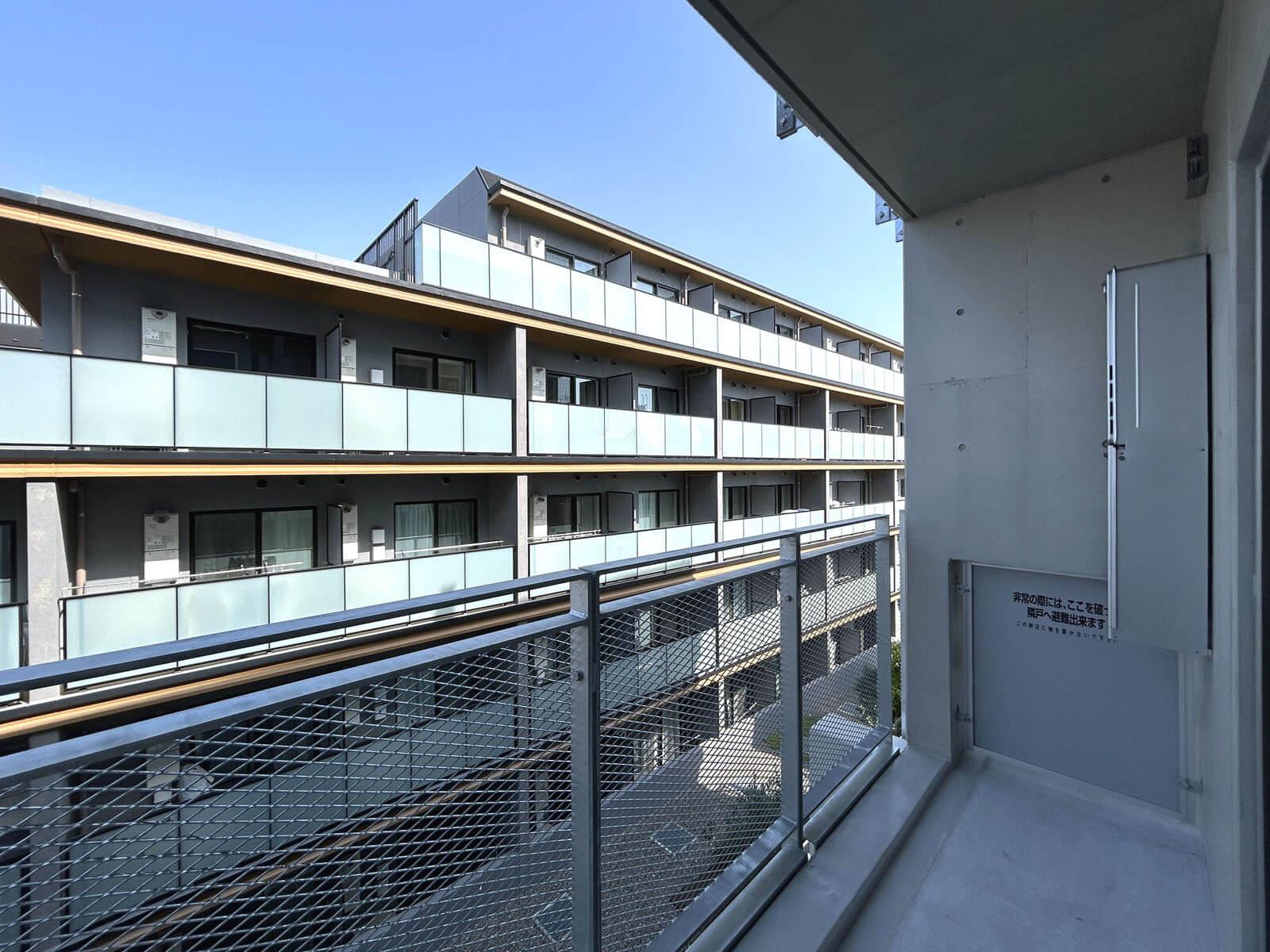杉並区高円寺北の賃貸物件/東向きのバルコニー、目の前にマンションがありますが気にせず活用しちゃいましょう（反転タイプの別部屋のため眺めは少し変わります）
