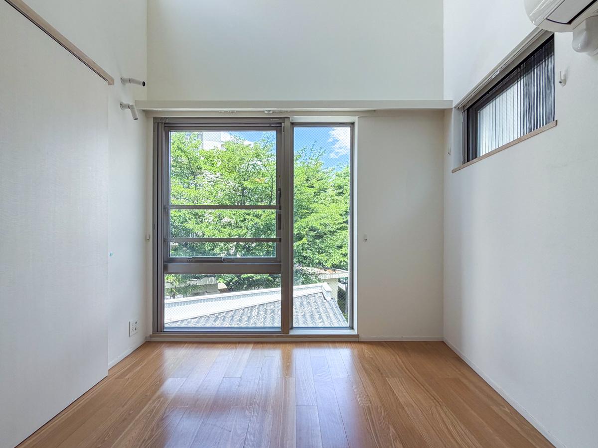 東京都渋谷区笹塚の賃貸物件/下階の洋室。窓の外の緑もこの部屋の一部