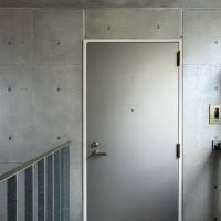 東京都渋谷区笹塚の賃貸物件/ソリッドな雰囲気の玄関前