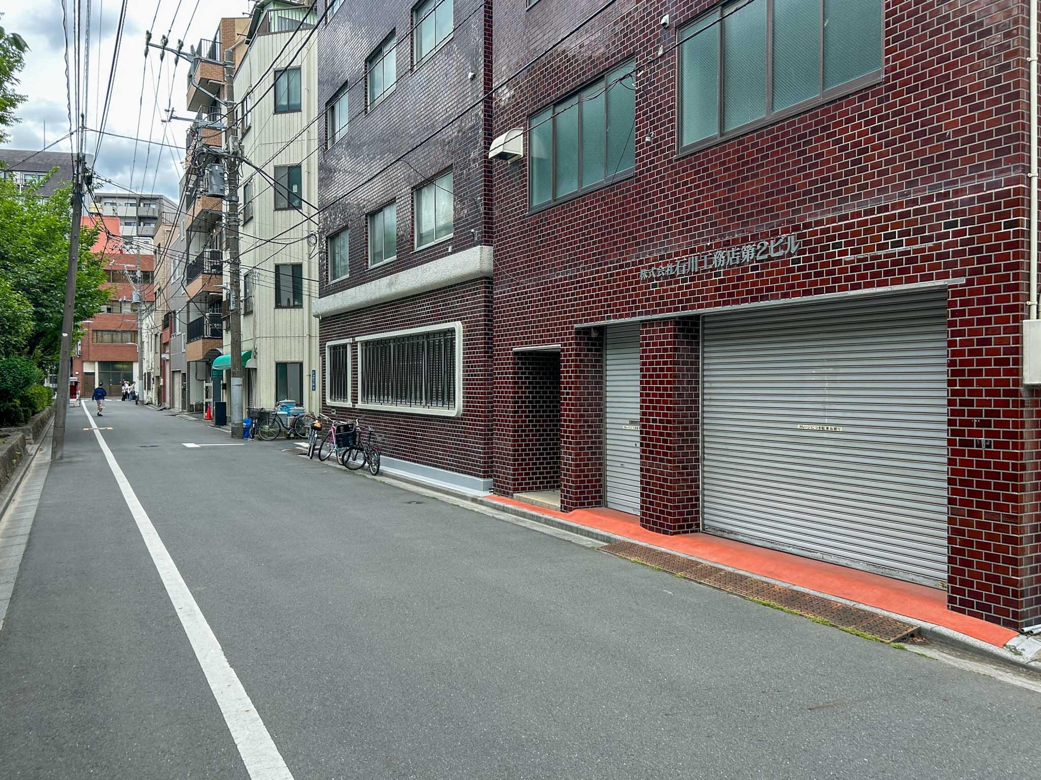 台東区浅草の賃貸物件/浅草駅の方をみる。隣の建物もかっこいい&hellip;