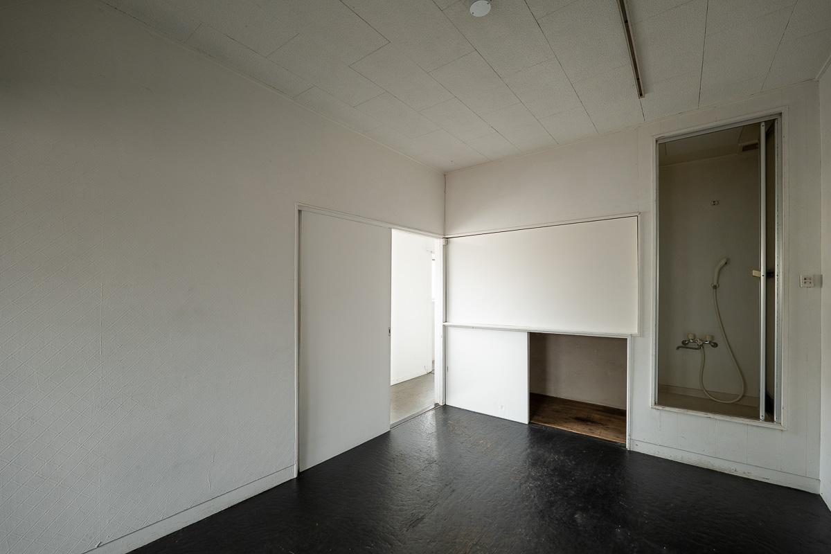 杉並区西荻北の賃貸物件/手前の部屋は黒調の床材