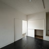 杉並区西荻北の賃貸物件/手前の部屋は黒調の床材