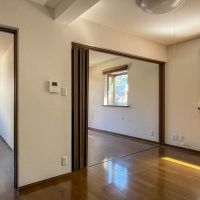 目黒区八雲の賃貸物件/2LDKの間取り。折戸を開けて、リビングを広く使うのもよい
