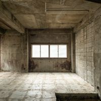 新宿区住吉町の賃貸物件/東側の窓はすりガラス。透明のガラスに変えるのも良さそう