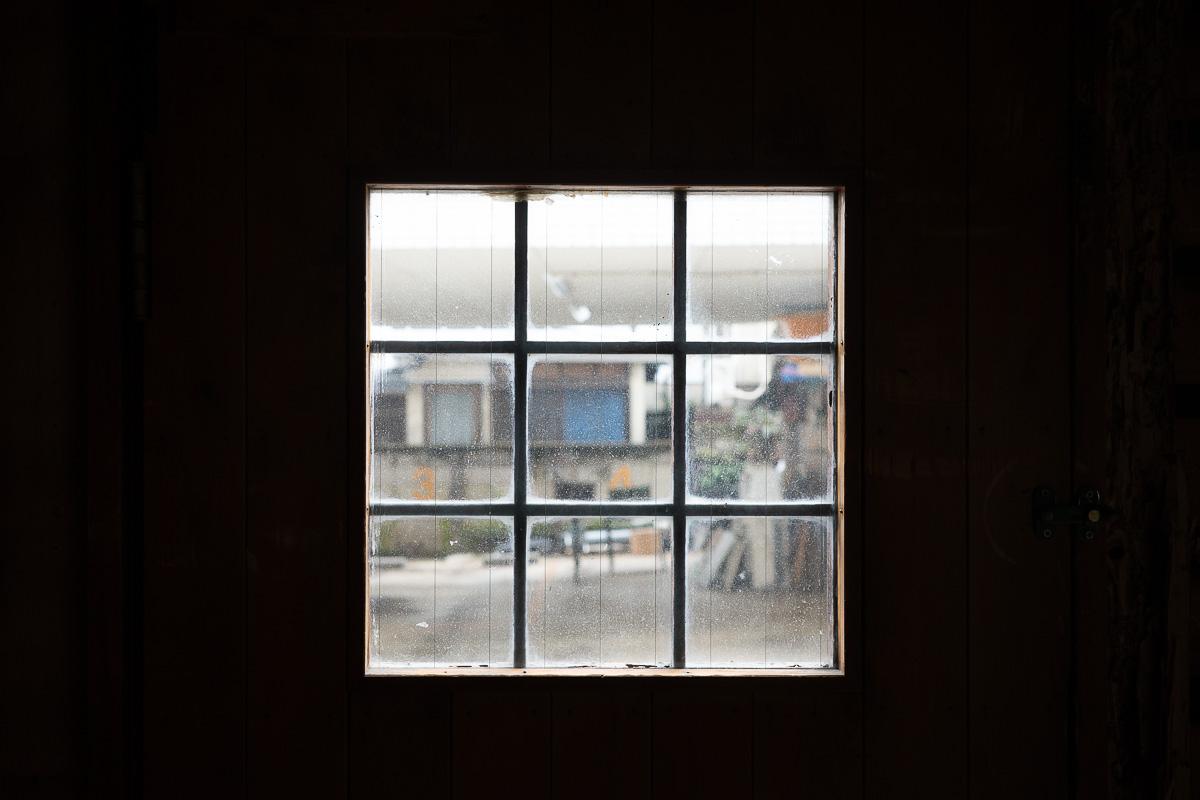 新宿区住吉町の賃貸物件/シンボリックなドア窓
