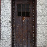 新宿区住吉町の賃貸物件/渋い木製のドア