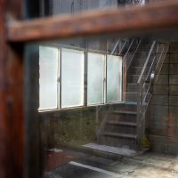 新宿区住吉町の賃貸物件/小窓からのぞく