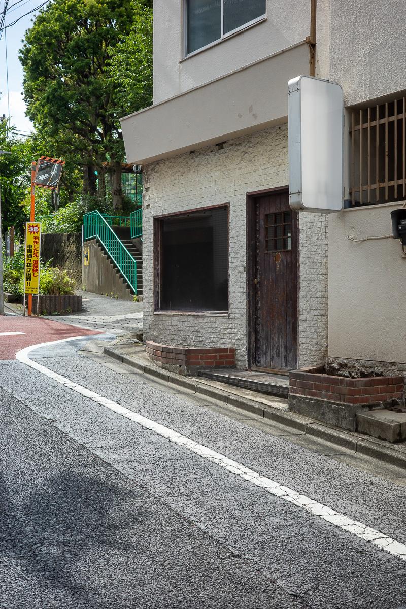 新宿区住吉町の賃貸物件/やや傾斜地に佇みます