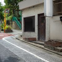 新宿区住吉町の賃貸物件/やや傾斜地に佇みます