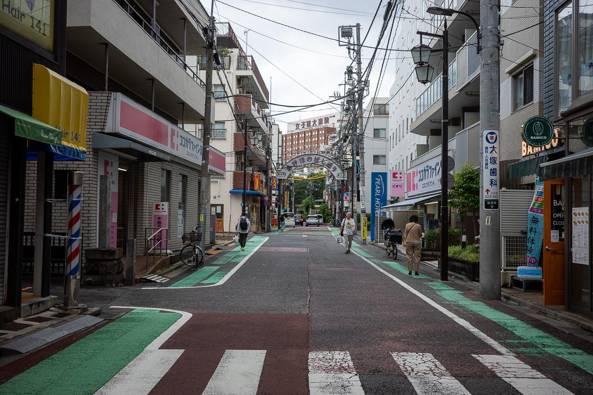 新宿区住吉町の賃貸物件/曙橋どおり。古くからの個人店が立ち並びどこか懐かしさを感じる