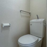 港区赤坂の賃貸物件/トイレ。コンセントがあるため、温水洗浄便座の後付け可能
