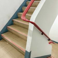 港区赤坂の賃貸物件/共用階段。流線形の手すりや、青と赤のカラーリングがかわいい