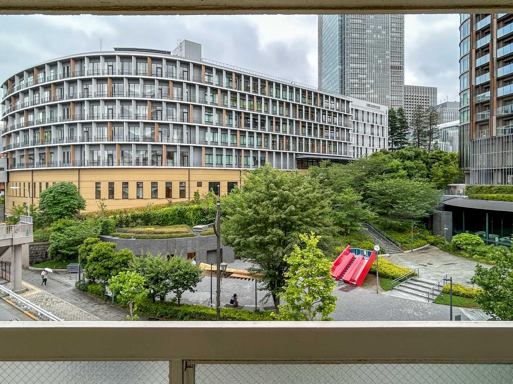港区赤坂の賃貸物件/南東側のベランダから。目の前にみえるのは「港区立赤坂中学校」