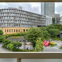 港区赤坂の賃貸物件/南東側のベランダから。目の前にみえるのは「港区立赤坂中学校」