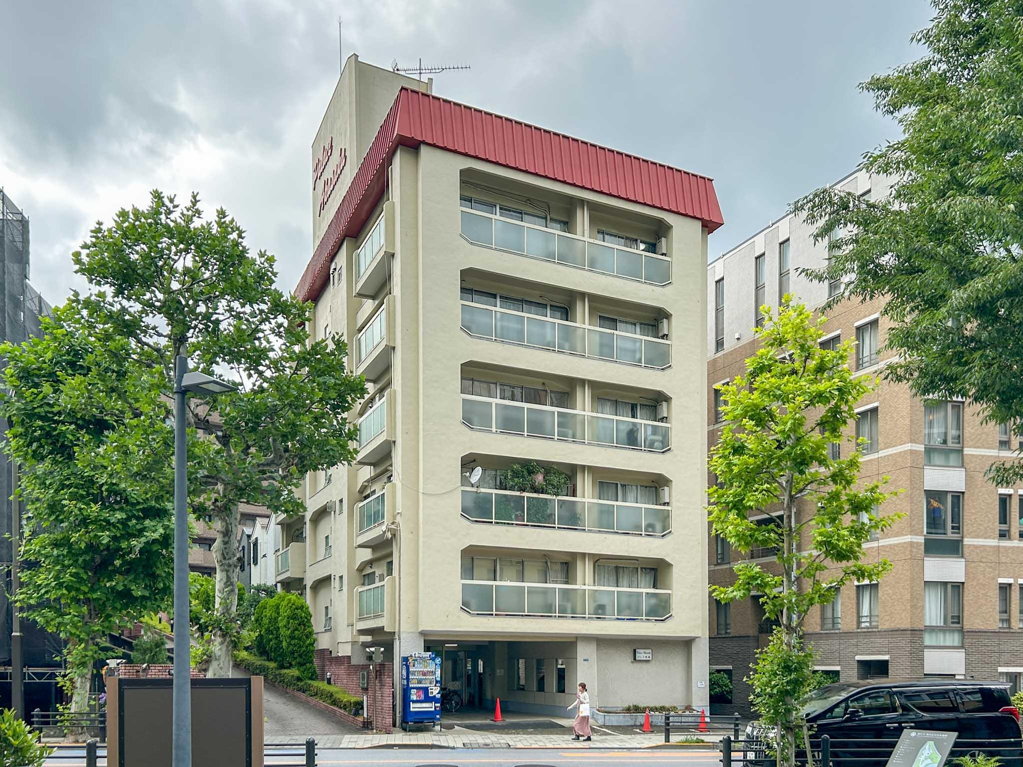 港区赤坂の賃貸物件/赤い屋根がかわいらしいレトロマンション