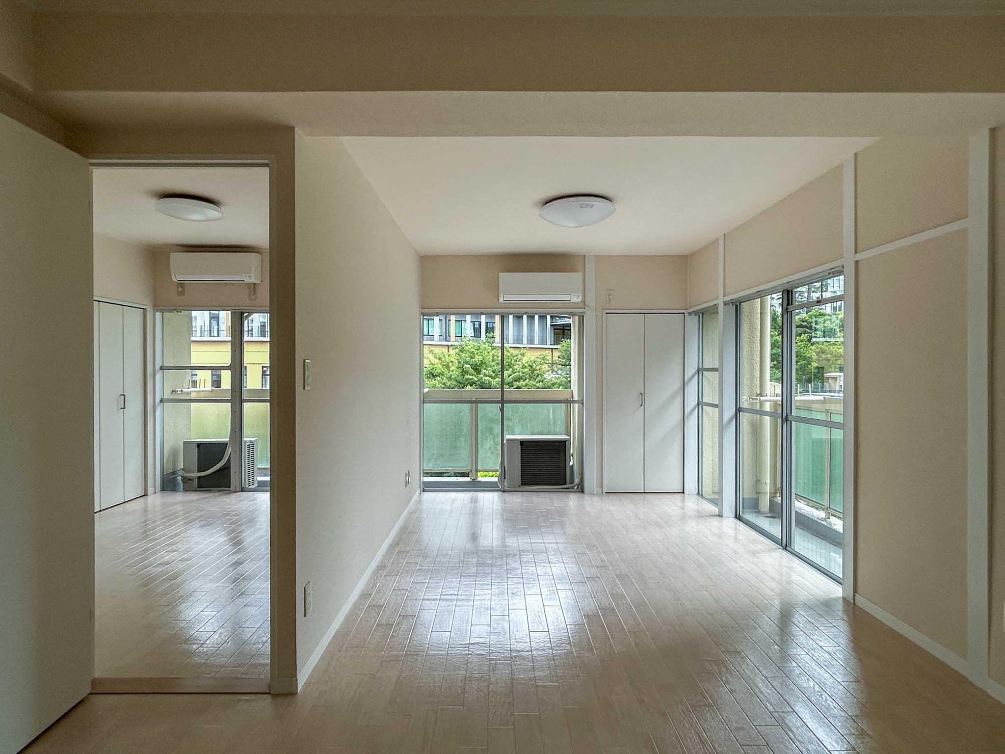 港区赤坂の賃貸物件/二面から光を取り込こめる角部屋。窓からは公園の緑がちらり