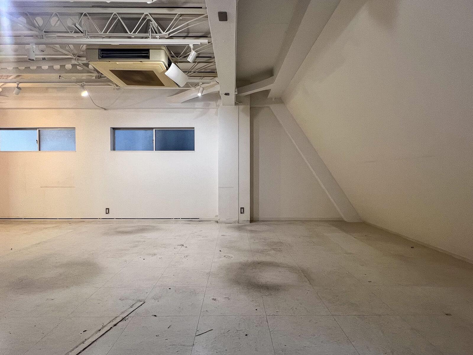 中央区日本橋富沢町の賃貸物件/建物の斜線制限の兼ね合いで一部の壁が斜めになっています。この部分は収納などでうまく活用してもらえたら