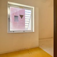 中央区日本橋富沢町の賃貸物件/オフィスの扉を開けるとこんな感じ。からし色の床がアクセント
