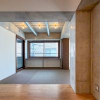 東京都文京区湯島の賃貸物件/LDKから洋室をみる。こちらも間にはカーテンレールがついているので仕切ることが可能です