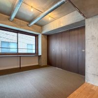東京都文京区湯島の賃貸物件/間仕切りを閉めた状態。しっかりと光を取り込み仕事も捗りそう