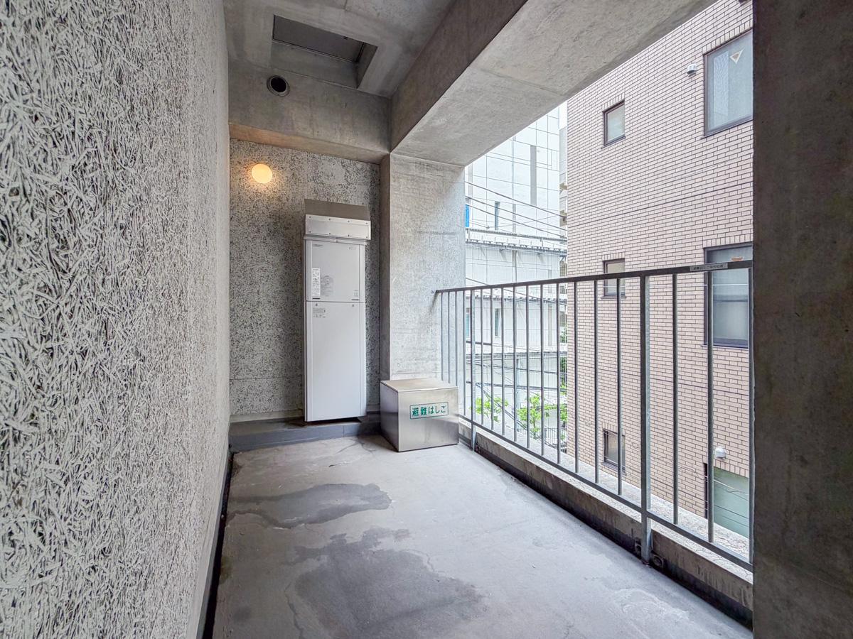 東京都文京区湯島の賃貸物件/バルコニーは奥行きがありゆったりと使えます