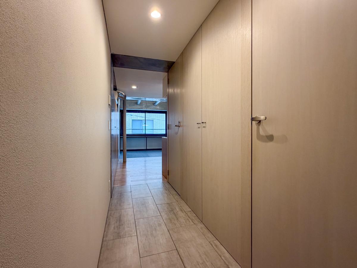 東京都文京区湯島の賃貸物件/玄関前。右側に洗面所、浴室、トイレがあります。