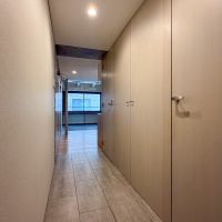 東京都文京区湯島の賃貸物件/玄関前。右側に洗面所、浴室、トイレがあります。