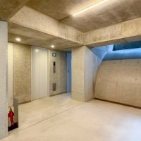 東京都文京区湯島の賃貸物件/共用部も統一された雰囲気。こちらのエレベーターで3階まで上がります