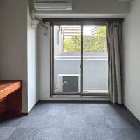 埼玉県富士見野市ふじみ野西の賃貸物件/洋室1。カーペットが敷かれていて、リビングとは対照的に落ち着いた雰囲気