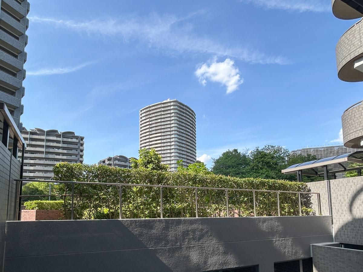 埼玉県富士見野市ふじみ野西の賃貸物件/洋室側のベランダからは、入居者専用の中庭を臨むことができます