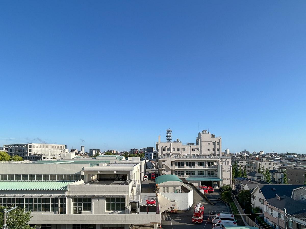 渋谷区幡ヶ谷の賃貸物件/すっきりと空が広がる開放的な眺望。目の前には消防施設が広がっています