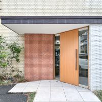 渋谷区幡ヶ谷の賃貸物件/エントランス外観は綺麗に改修されていて、明るい雰囲気