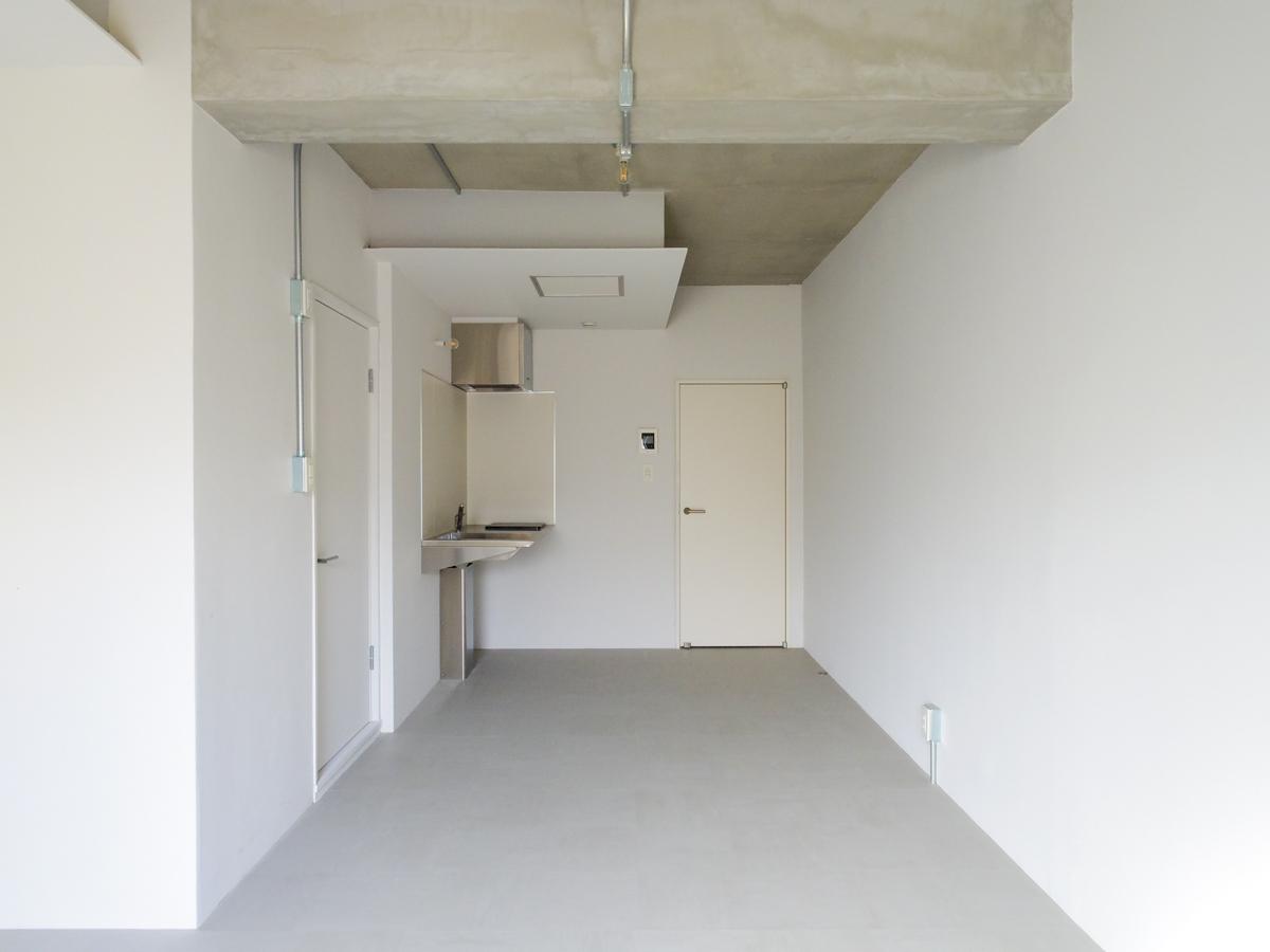 大田区南雪谷の賃貸物件/白く塗装された壁面とモルタルの組み合わせがいい雰囲気