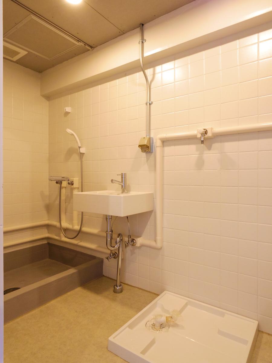 大田区南雪谷の賃貸物件/浴槽はなくシャワーブースのみ。洗濯機置き場やトイレ洗面と同室（写真は別の部屋）