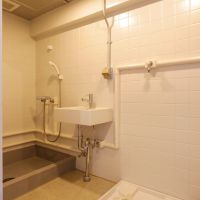 大田区南雪谷の賃貸物件/浴槽はなくシャワーブースのみ。洗濯機置き場やトイレ洗面と同室（写真は別の部屋）